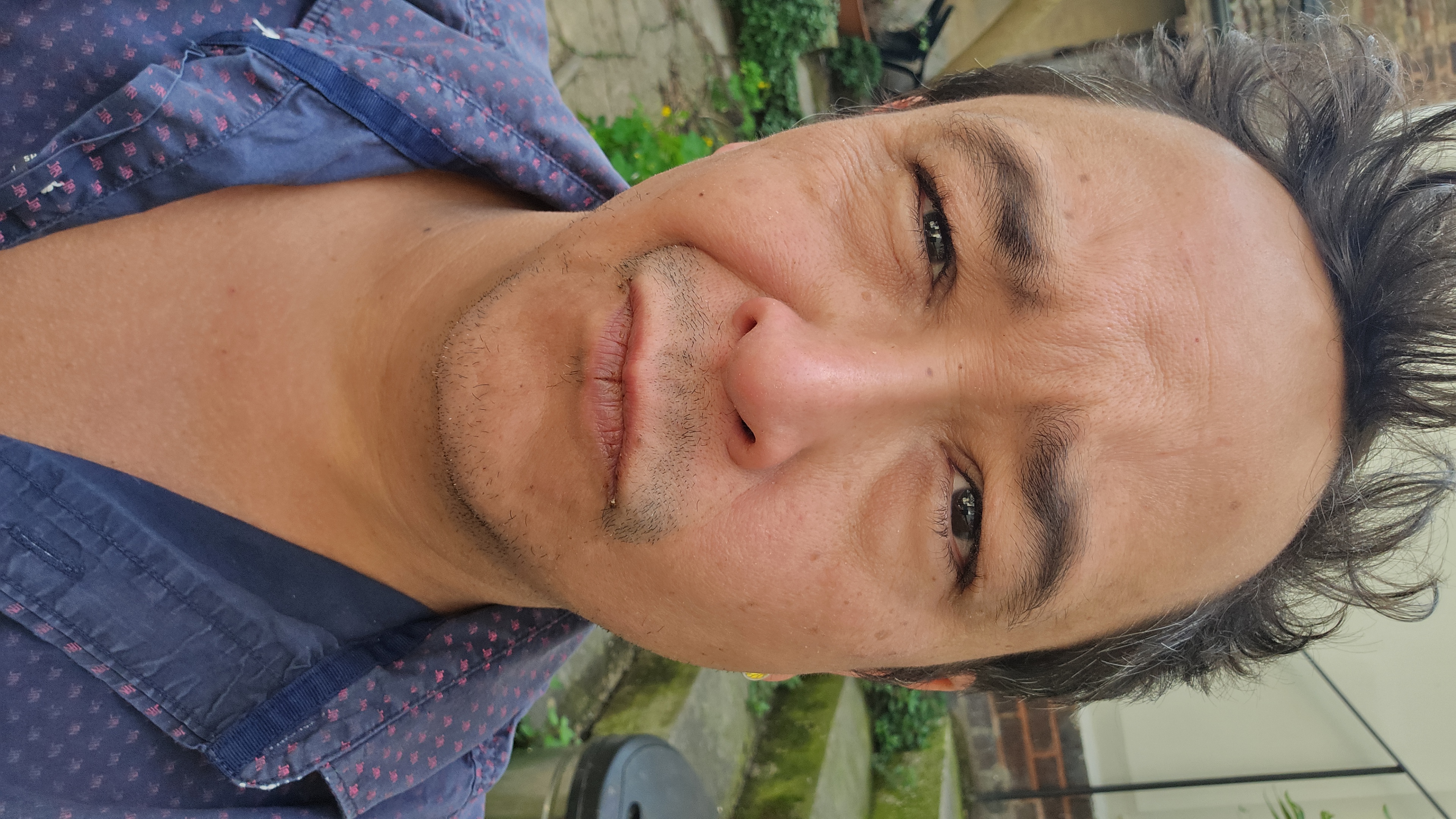 autoportrait Juani — 45 ans, moustache rasée, regard plein de tabac et de bagages mentaux