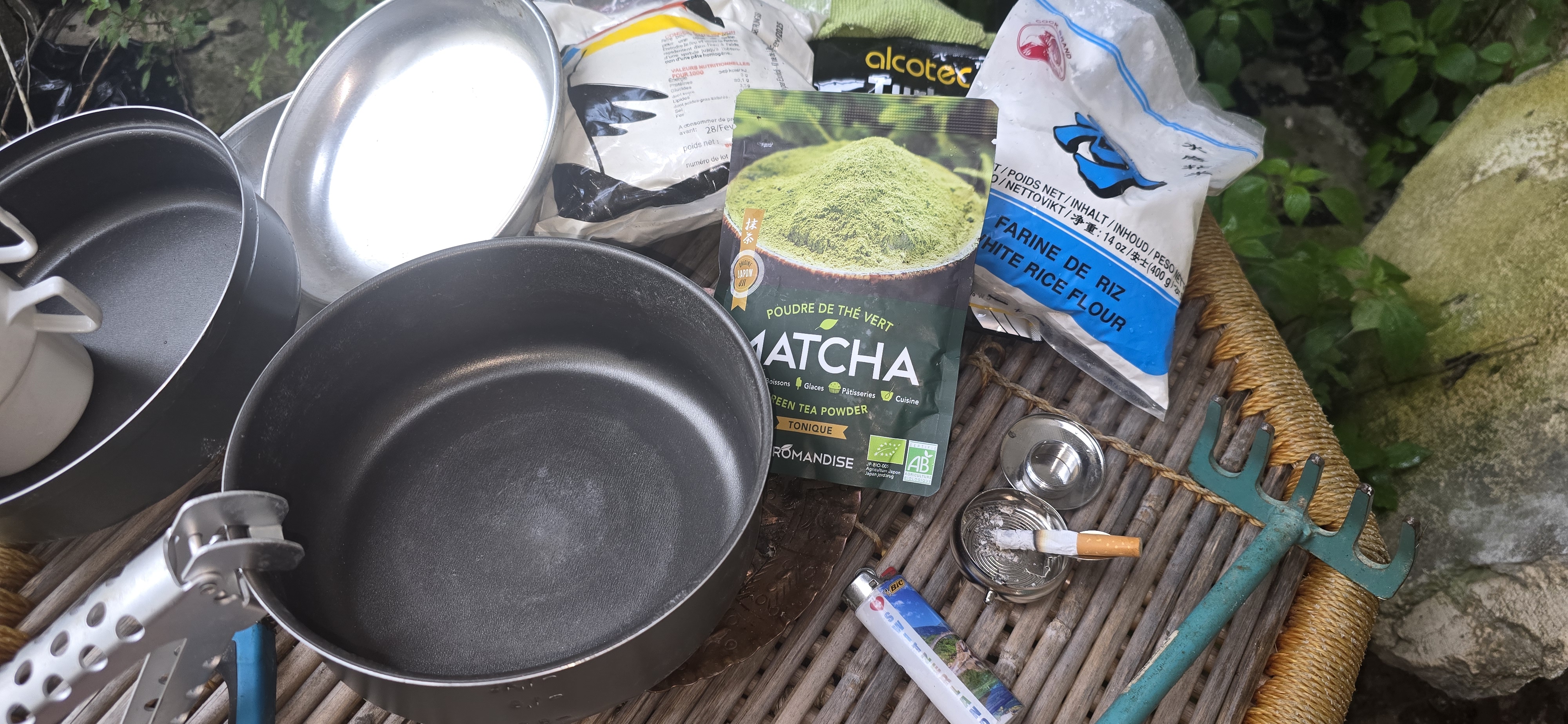 kit de survie : matcha, farine de riz, alcotec, cendrier portatif, kit Quechua, mini-râteau, briquet Bic